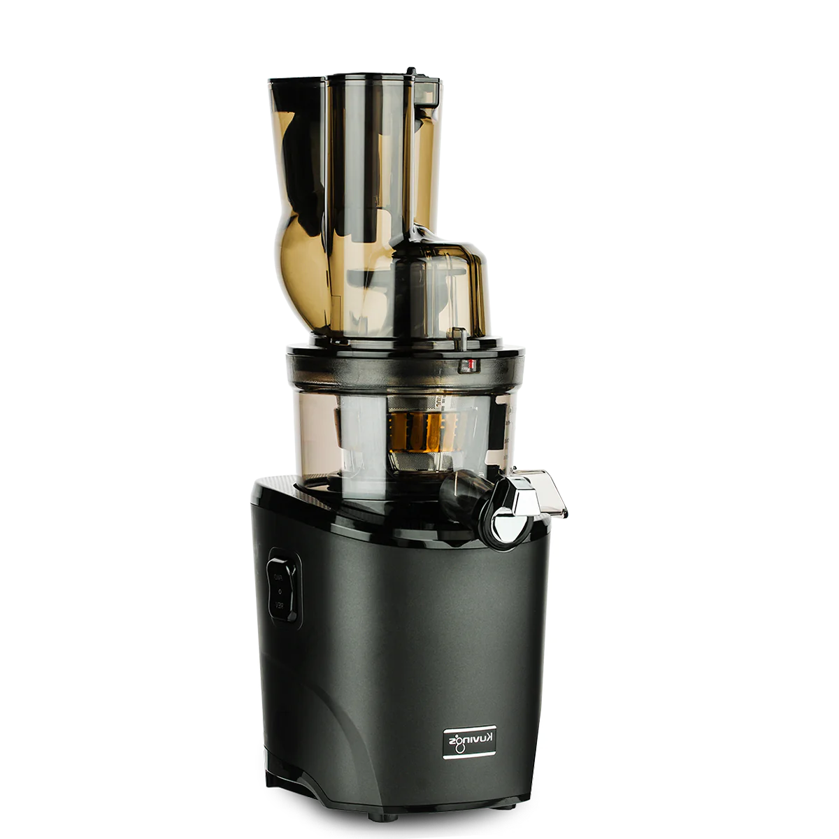 ה-REVO830 - מסחטת מיץ איטית היא מסחטה אטית אנכית שחורה ושקופה עם מצנח אוטומטי חיתוך רחב, תא מיץ, פיה ומתג הפעלה, המוצג על רקע לבן.