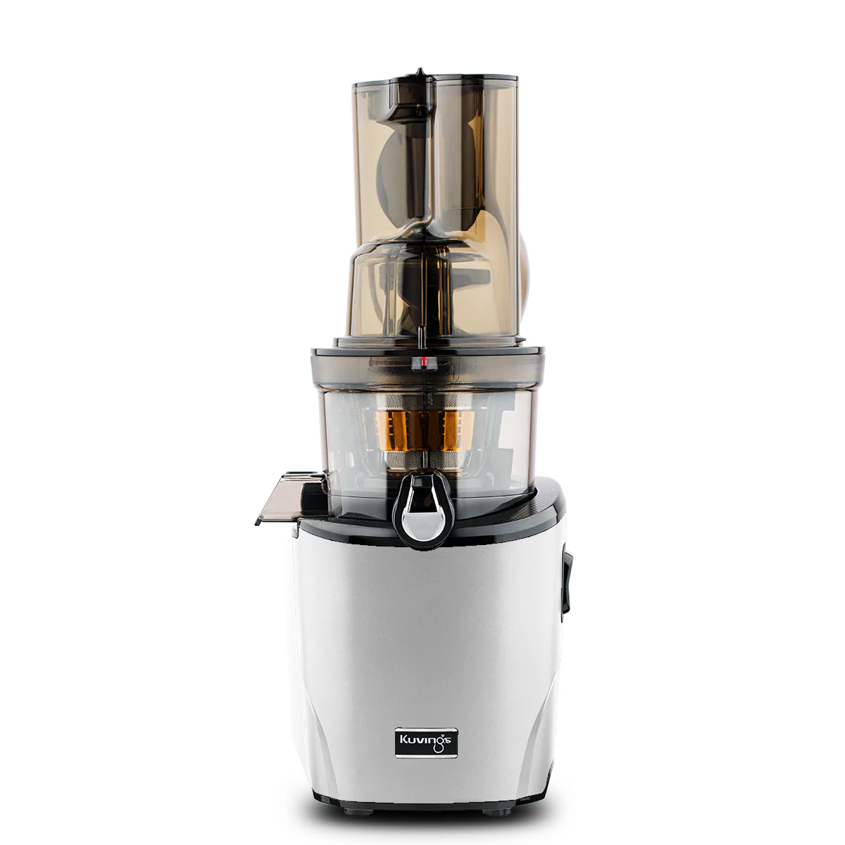 מסחטת מיצים כסופה ושחורה של REVO830 - מסחטת מיץ איטית עם חלק עליון ענבר שקוף ו-Auto-Cut Chute עבור סחיטה יעילה של פירות וירקות, מוצגת על רקע לבן.