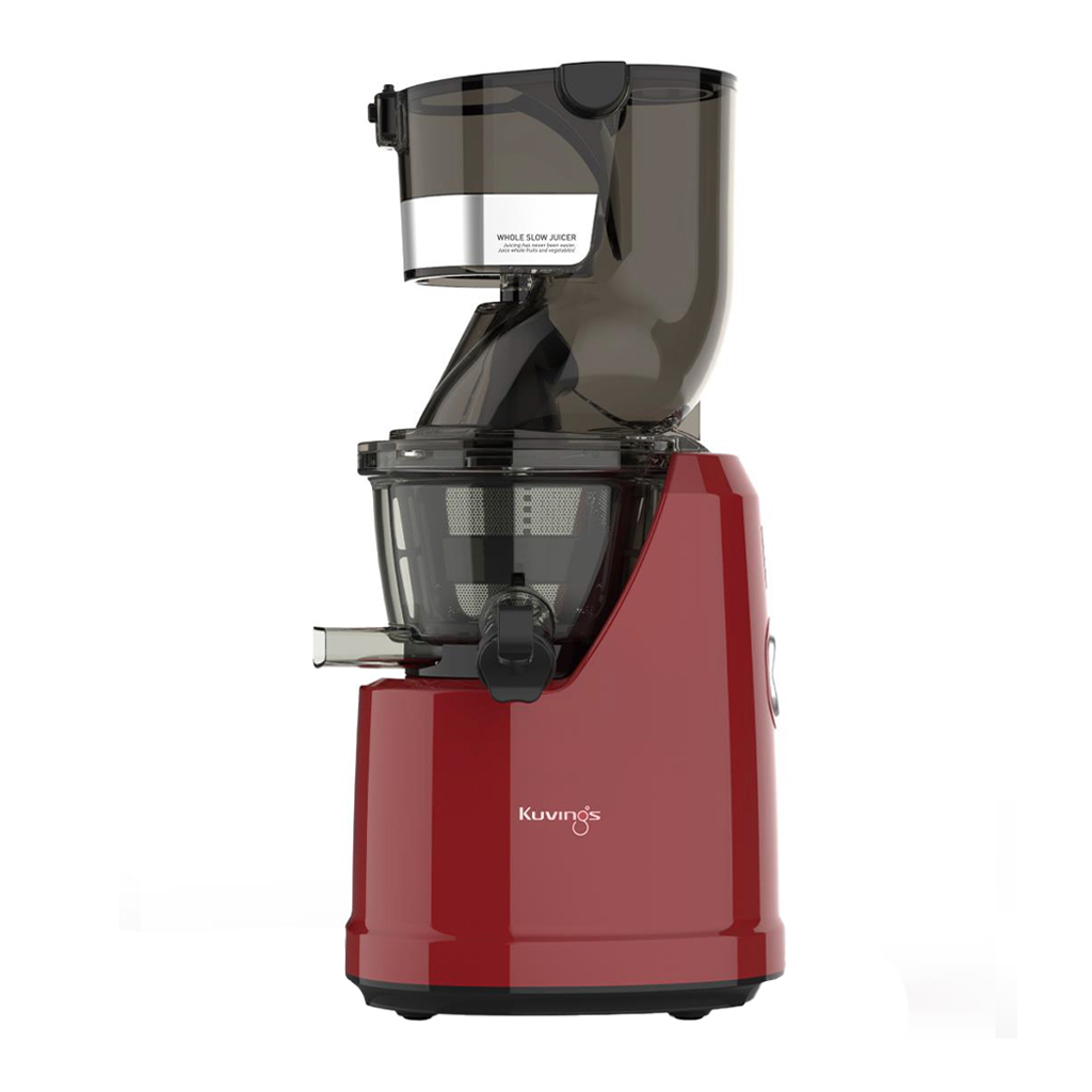 The Kuvings B1700 - מסחט מיץ איטית, אדומה, עם חלק עליון שקוף להזנת פירות ופיית יציאה למיץ, שומרת על ויטמינים ומינרלים. מוצגת על רקע לבן.