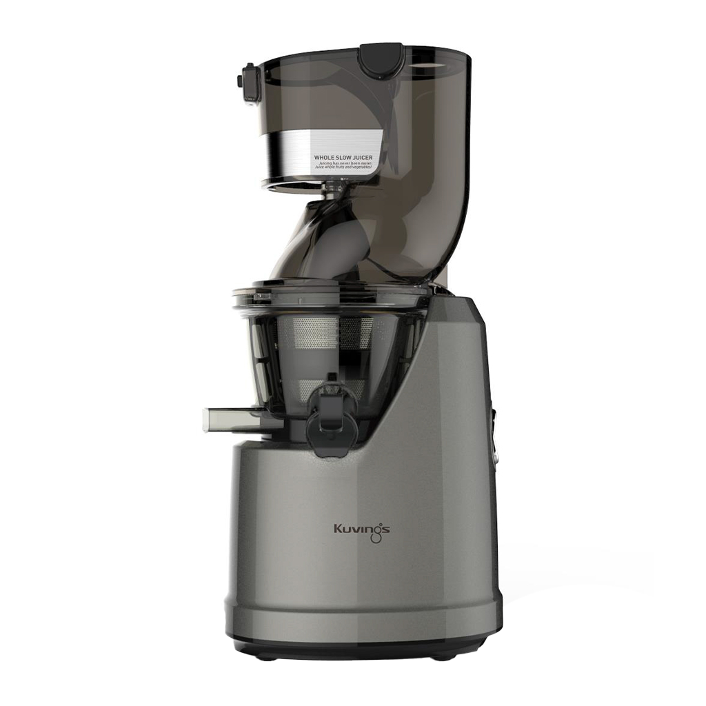 ה-B1700 - מסחטת מיץ איטית היא מסחטת מיצים איטית כסופה של Kuvings עבור מסחטה איטית וסאחית מיצים עשירה בוויטמינים ומינרלים, עם מכסה גבוה ושקוף כהה ופיה, מוצגים זקופים על רקע לבן.